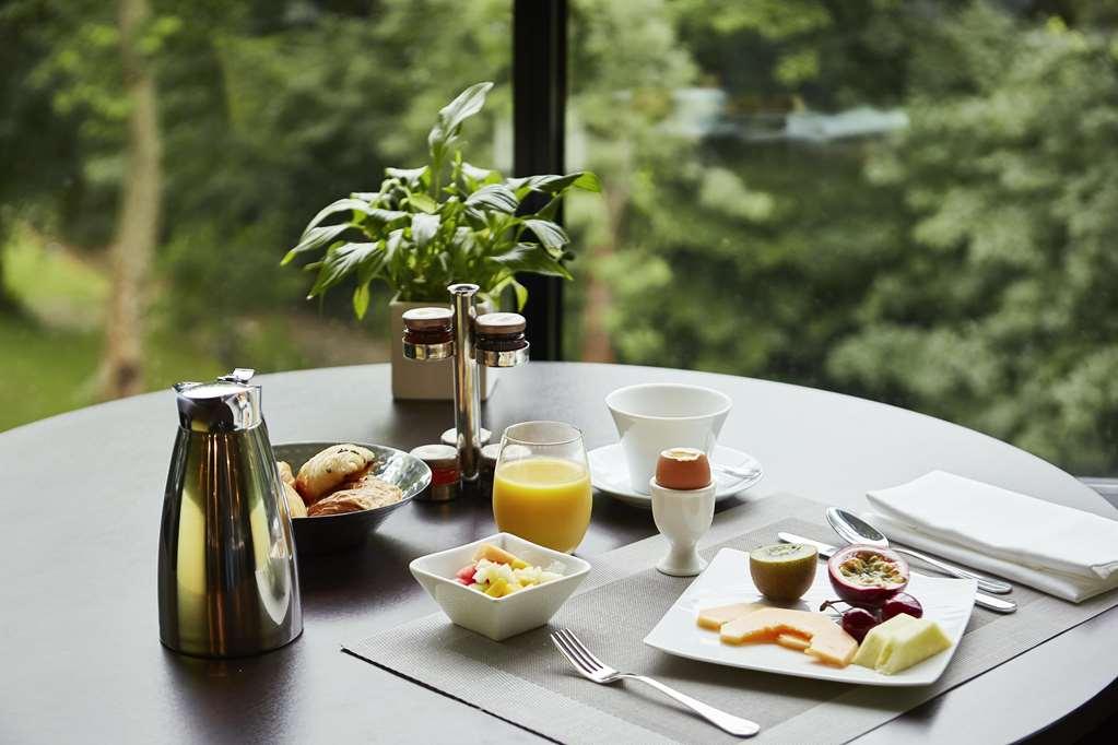 Hotel & Spa Le Pavillon Charbonnieres-les-Bains Servis gambar